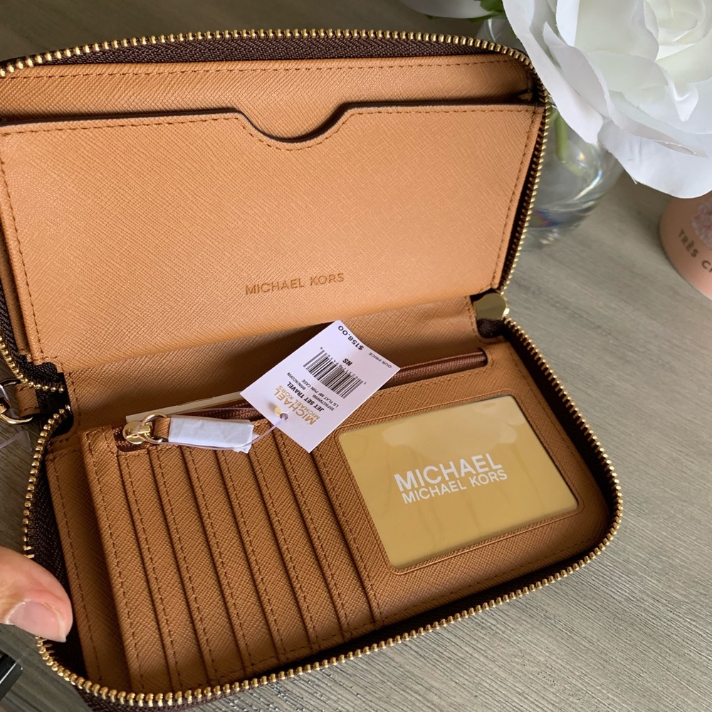 Michael Kors wristlet - Picture 4 of 6